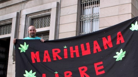 Dos personas se manifiestan a favor de la legalización de la mariguana en Montevideo.