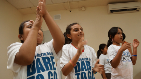 El campamento de artes escénicas ayuda a reafirmar la confianza en jóvenes de NY.