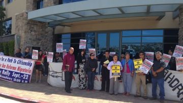 Miembros de la coalicion Millones de voces se reúnen frente a las oficinas del congresista McKeon, en Santa Clarita.