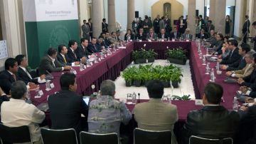 Las pláticas para mejorar la situación del estado se desarrollaron en la Ciudad de México.