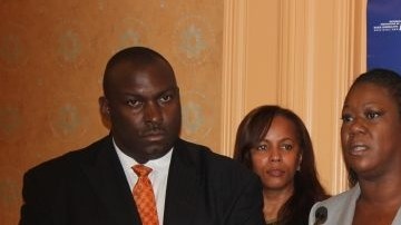 La madre del fallecido, Sybrina Fulton, quiere que la enmienda a la ley lleve el nombre "Acta Trayvon Martin".