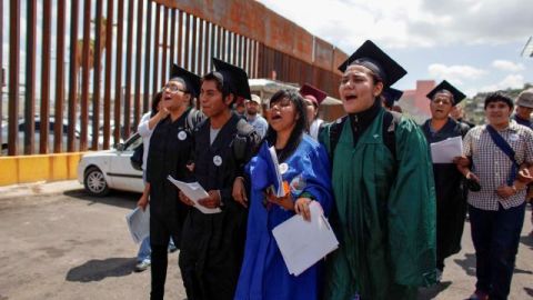 Los 'Dreamers'; vistiendo toga y birrete momentos antes de ser detenidos en la frontera, el 22 de junio pasado.