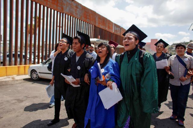 Los 'Dreamers'; vistiendo toga y birrete momentos antes de ser detenidos en la frontera, el 22 de junio pasado.