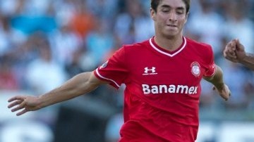 Leobardo López intenta recuperar el esférico