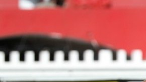 Israel Castro, de Cruz Azul, intenta defender el esférico de su marcador