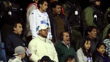 Policías intentas ubicar al sujeto que arrojó la bengala