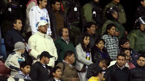 Policías intentas ubicar al sujeto que arrojó la bengala