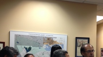 Morris Thomas, director de Distrito de la oficina de Howard McKeon, responde respuestas de Alicia Flores, directora de Hermandad Mexicana de Ventura