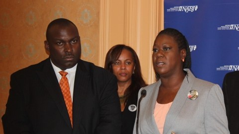 Sybrina Fulton junto a sus abogados habla sobre los proyectos de la fundación en honor a Trayvon Martin, en Kissimmee (Fl).