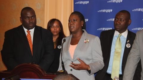 Sybrina Fulton junto a sus abogados habla sobre los proyectos de la fundación en honor a Trayvon Martin, en Kissimmee (Fl).