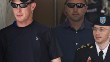 El soldado Bradley Manning (cen.) cuando salía del juicio en Fort Meade, Maryland, tras ser declarado no culpable de 'ayudar al enemigo'.
