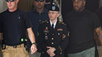 El soldado Bradley Manning (cen.) cuando salía del juicio en Fort Meade, Maryland, tras ser declarado no culpable de 'ayudar al enemigo'.