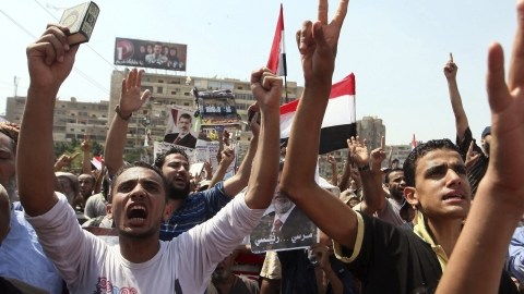 Seguidores de los Hermanos Musulmanes y del depuesto presidente Mohamed Morsi exigían ayer  su restitución en el poder durante una protesta en la plaza cairota de Rabea al Adawiya,  después de las oraciones de ayer viernes.