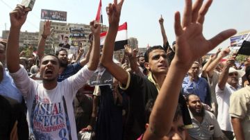 Seguidores de los Hermanos Musulmanes y del depuesto presidente Mohamed Morsi exigían ayer  su restitución en el poder durante una protesta en la plaza cairota de Rabea al Adawiya,  después de las oraciones de ayer viernes.
