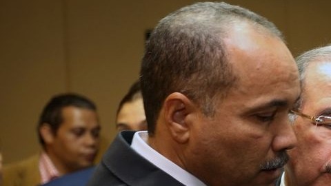 El presidente Medina abraza a Leonardo Alberti de Jesús Canela Fernández, esposo de la funcionaria fallecida.