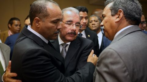 El presidente Medina abraza a Leonardo Alberti de Jesús Canela Fernández, esposo de la funcionaria fallecida.