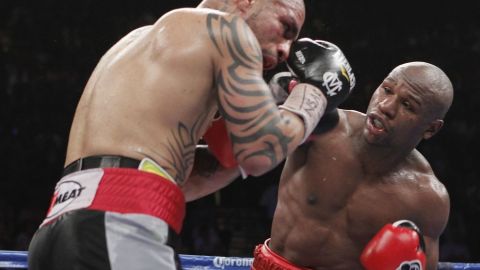 Cotto (i) fue derrotado en mayo de 2012 por Mayweather Jr.