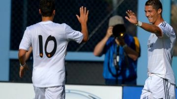 Mesut Ozil y Cristiano Ronaldo celebran uno de los dos goles del triunfo del Real Madrid