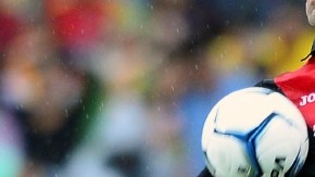 Héctor Mancilla baja el balón con el pecho en acción del juego de ayer.