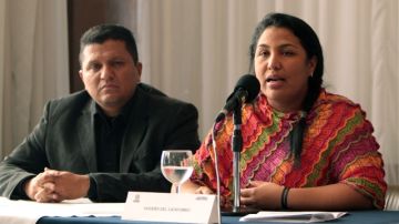 La representante de los campesinos del Catatumbo, Olga Quintero (der.), cuando hablaba duranta una  rueda de prensa en Bogotá, Colombia, y explicaba la esencia de sus demandas.