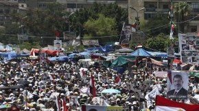Seguidores de los Hermanos Musulmanes y del depuesto presidente Mohamed Morsi exigen  su restitución en  protesta en la plaza  de Rabea al Adawiya.