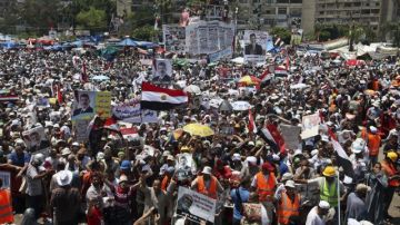 Seguidores de los Hermanos Musulmanes y del depuesto presidente Mohamed Morsi exigen  su restitución en  protesta en la plaza  de Rabea al Adawiya.