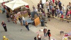 Los peatones se unen a policías y bomberos para socorrer a los lesionados después de un coche pasó a través de una multitud en el paseo marítimo de Venice Beach, en Los Ángeles,