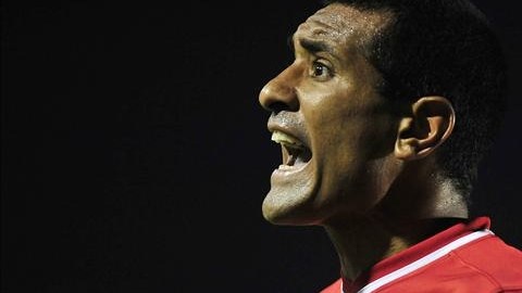 El jugador de Toluca, Paulo da Silva, protesta una jugada durante la fecha 4 del Torneo Apertura del fútbol mexicano, en el estadio Tecnológico de la ciudad de Monterrey (México). EFE/archivo