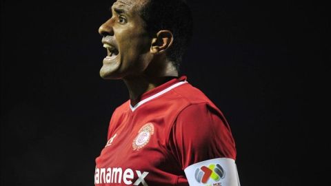 El jugador de Toluca, Paulo da Silva, protesta una jugada durante la fecha 4 del Torneo Apertura del fútbol mexicano, en el estadio Tecnológico de la ciudad de Monterrey (México). EFE/archivo