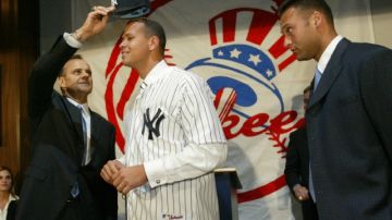 17 de febrero  de  2004: Joe Torre, mánager de los Yanquis, recibía a Alex Rodríguez; el testigo era Derek Jeter.