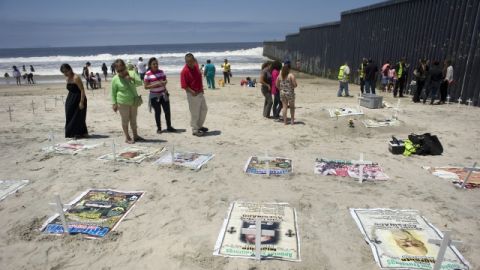 Detalles de varias cruces y fotografías de indocumentados que han muerto en los últimos tres años en la frontera,  ayer en  Tijuana.
