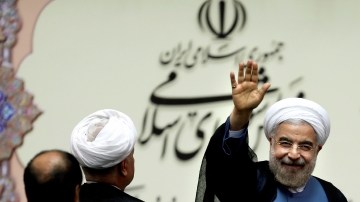El nuevo presidente iraní saluda después de su juramento en el Parlamento de su país.