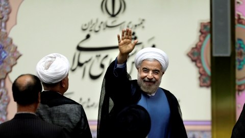 El nuevo presidente iraní saluda después de su juramento en el Parlamento de su país.