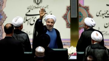 El nuevo presidente iraní saluda después de su juramento en el Parlamento de su país.