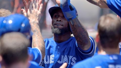 José Reyes es felicitado a su llegada al dugout luego de anotar en el tercer episodio del juego de ayer en el Angel Stadium de Anaheim.