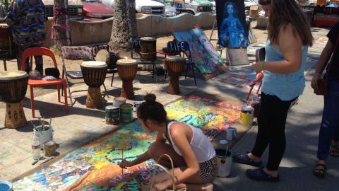 Artistas y visitantes crean una pieza colectiva en el malecón de Venice para la familia de Alice Gruppioni, una turista italiana que murió en el atropellamiento.