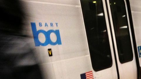 Los viajeros constantes del BART tuvieron un día común el lunes que supuestamante reiniciaría la huelga de trabajadores.