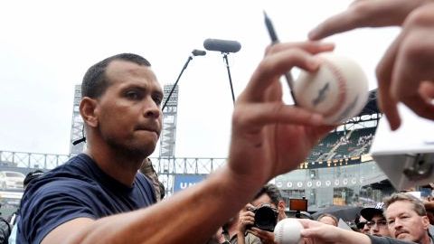 La tercera base de los Yankees confirmó que apelará la sanción. En la foto, el toletero junto a seguidores en el U.S. Cellular Field, de Chicago.