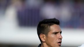 Eduardo Herrera, del Santos Laguna, da indicaciones a sus compañeros en el terreno de juego