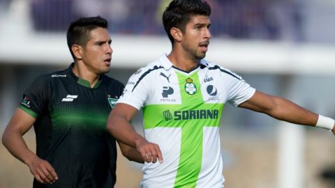 Eduardo Herrera, del Santos Laguna, da indicaciones a sus compañeros en el terreno de juego