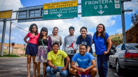 Grupo de 'dreamers' posa cerca de la frontera con EEUU.