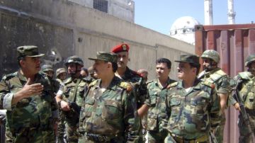 El ministro sirio de Defensa, Fahd Jassem a Freij (2der.) visitaba el barrio de Al Jalidiya en Homs (Siria), ayer.