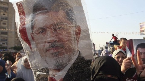 Varios simpatizantes de los Hermanos Musulmanes participan en una protesta de apoyo al presidente depuesto Mohamed Morsi, en El Cairo.
