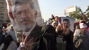 Varios simpatizantes de los Hermanos Musulmanes participan en una protesta de apoyo al presidente depuesto Mohamed Morsi, en El Cairo.