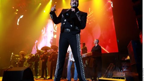 Pepe Aguilar presentó ayer su sencillo ' 'Lástima que seas ajena', que forma parte de su nuevo álbum.