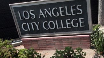 Los colegios comunitarios son el puente para recibir asesoria legal migratoria.(Cortesía Apple)