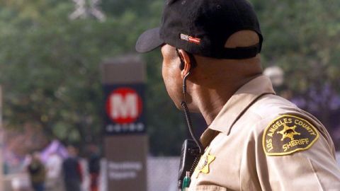 Alguaciles del Sheriff están investigando la muerte de un hombre en la estación de trenes de Pershing Square en Los Ángeles.
