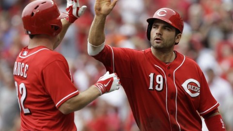 Votto (19) felicita a Jay Bruce luego de que el segundo conectara cuadrangular de dos carreras.