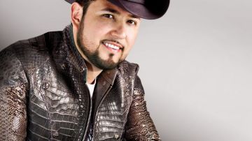 El cantante Roberto Tapia hará dueto con Paulina Rubio y Enrique Igelsias y lanzará su próximo álbum de canciones inéditas en abril o mayo.