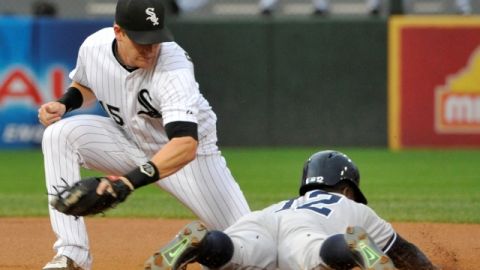 Alfonso Soriano (12) roba la segunda base frente a Gordon Beckham, quien no pudo hacer nada para evitarlo.